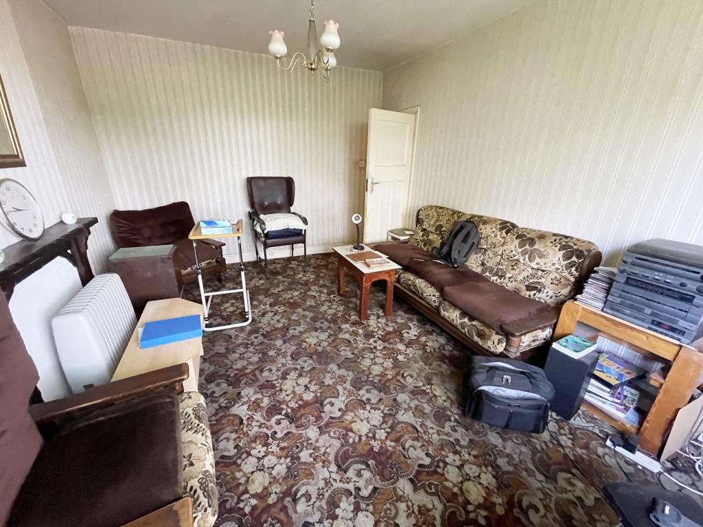 Lot: 70 - FLAT IN NEED OF MODERNISATION AND IMPROVEMENT - Living room